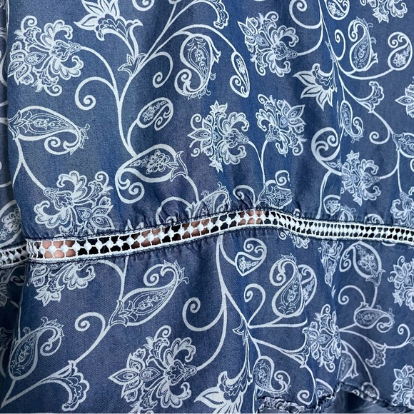 Fourteenth Place Paisley‎ Chambray Blouse with V-Neck - Size Medium - Picture 6 of 7